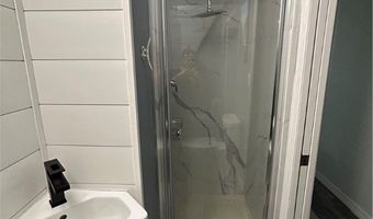 784 Robinhood Dr, Aurora, OH 44202