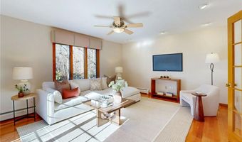 40 Phenix Ridge Dr, Cranston, RI 02921