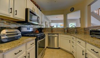 66 Homestead Ln 66, Bayonne, NJ 07035
