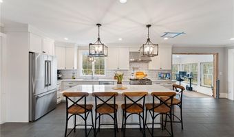 6 Knowlton Ct, Bristol, RI 02809