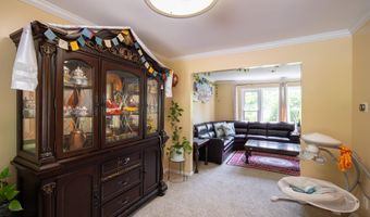 51 Aspen Cir, Albany, NY 12208