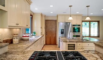 451 Reflection Rd, Apple Valley, MN 55124