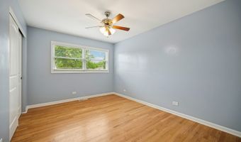 2425 N Drury Ln, Arlington Heights, IL 60004