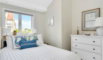 10 Calef Ave, Narragansett, RI 02882