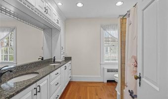 60 Ayrault St, Newport, RI 02840