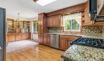 1129 Oak Tree Rd, Akron, OH 44320