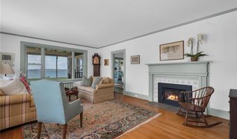 4 Van Zandt Ave, Newport, RI 02840