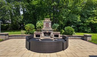 2 Oleander Dr, Clinton, CT 06413