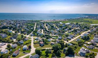 17 Saltaire Ave, Narragansett, RI 02882