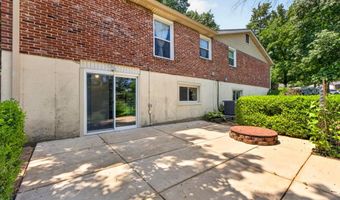7 Springlake Ct, Ballwin, MO 63011