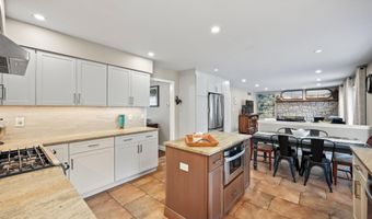2 Independence Dr, Aberdeen, NJ 07747