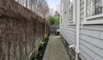 33 Marsh St, Newport, RI 02840