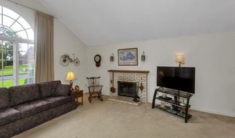 111 Cottonwood Ln, Agawam, MA 01001