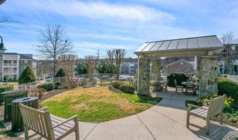 4193 S FOUR MILE RUN Dr 202, Arlington, VA 22204