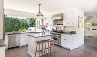 36 Hand Ln, Amagansett, NY 11930