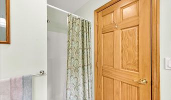 21 Bowling Green Ln, Belfast, ME 04915