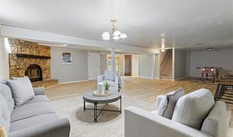 894 Napoli Dr, Ballwin, MO 63021