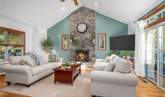 15 Leonard Dr, North Smithfield, RI 02896