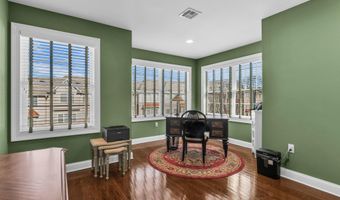 12 White Oak Ln 112, Aberdeen, NJ 07747