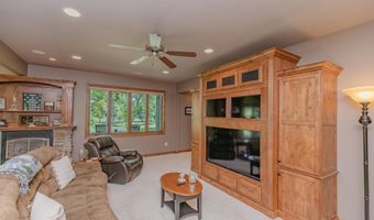 932 Emerald Pines Dr, Arnolds Park, IA 51331