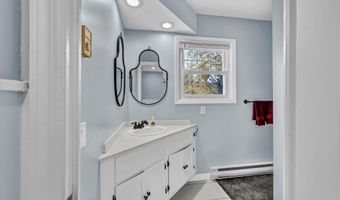 8 Lakeview Rd, Brookfield, CT 06804