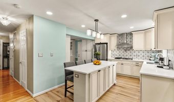 7421 BEVERLY MANOR Dr, Annandale, VA 22003