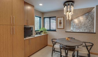 6 Williamsburg Ln, Bedford, NH 03110