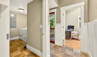 767 Twin Pines Cir, Ashland, OR 97520