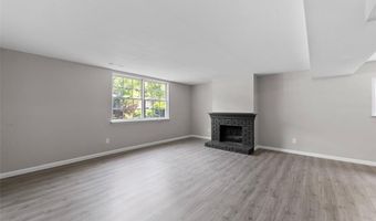 412 Sorrento Dr, Ballwin, MO 63021