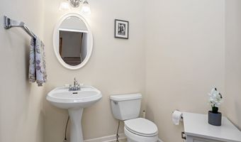 4 Cambridge Dr 4, Danbury, CT 06811