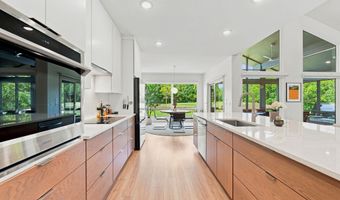2104 Golfview Dr, Auburn, IN 46706