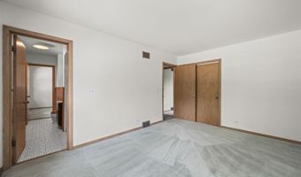 2110 E Eastman Ct, Arlington Heights, IL 60004
