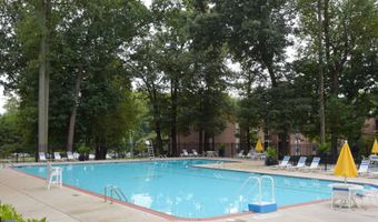 3330 WOODBURN VILLAGE Dr 33, Annandale, VA 22003