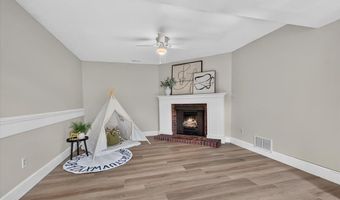 930 Bellestri Dr, Ballwin, MO 63021