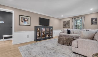 14 Bunker Hill Dr, Middletown, NJ 07748