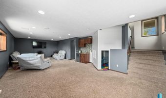 212 N Fairway Dr, Brandon, SD 57005