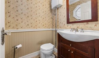25 Meadow Ln, Amityville, NY 11701