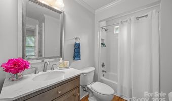 6323 Woodleigh Oaks Dr, Charlotte, NC 28226