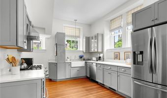 2 Hazard Ave, Newport, RI 02840