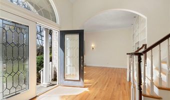 4 Christopher Dr, Lincoln, RI 02865