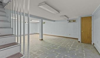 8 North Dr, Middletown, RI 02842