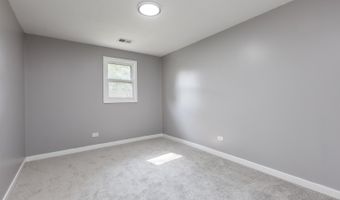 4 N327 7th Ave, Addison, IL 60101