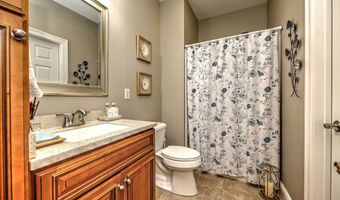 61 Pondview Cir 61, Beacon Falls, CT 06403
