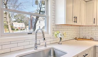 17 Mosher Dr, Barrington, RI 02806