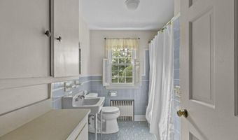 8 North Dr, Middletown, RI 02842