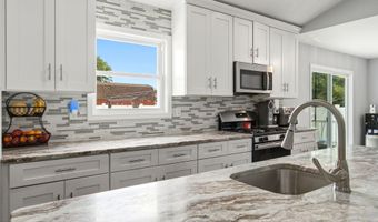 32 Edison St, Bayville, NJ 08721