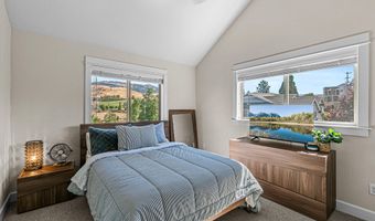 969 Camelot Dr, Ashland, OR 97520