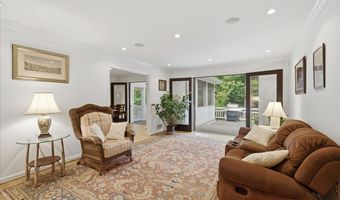 8906 TRANSUE Dr, Bethesda, MD 20817