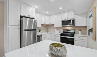 3 CANTERBURY Sq 402, Alexandria, VA 22304