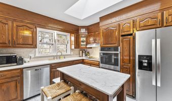 6 Advocate Pl, Danbury, CT 06810